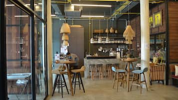 Petit déjeuner, déjeuner et dîner servis sur place, plats Cuisine thaï