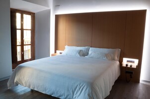 Minibar, caja de seguridad en la habitación y escritorio 