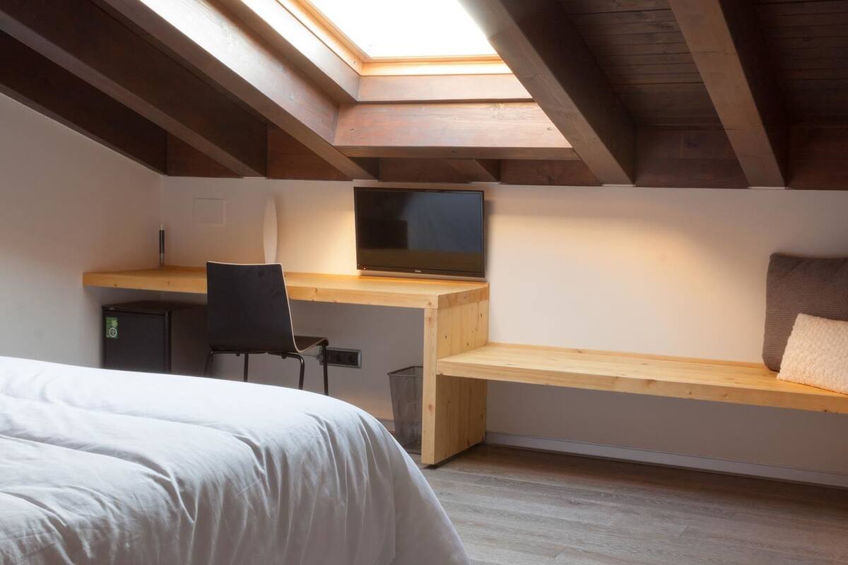 deluxe double room | minibar, in-room safe, desk, rollaway beds