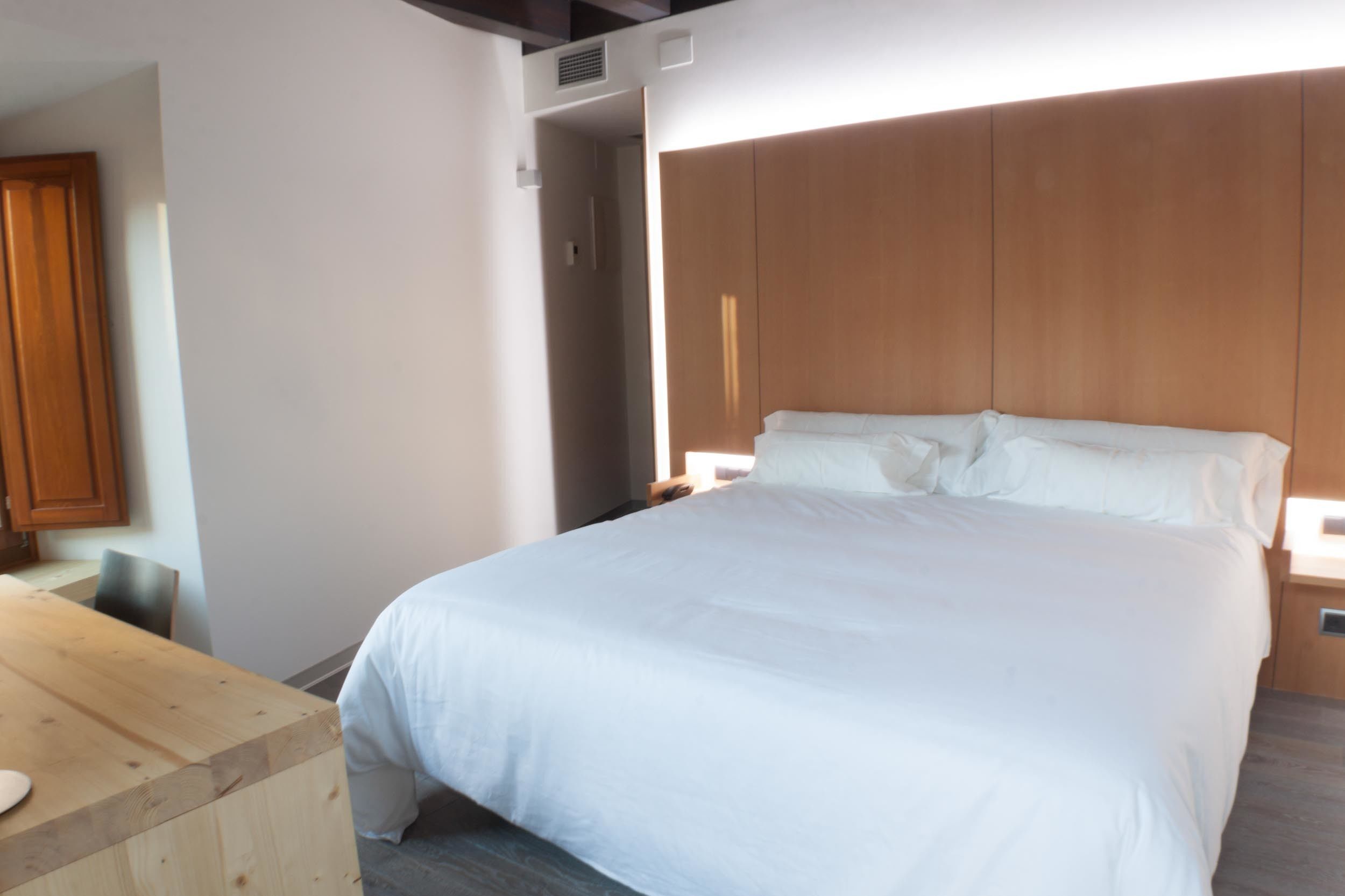 deluxe double room | minibar, in-room safe, desk, rollaway beds