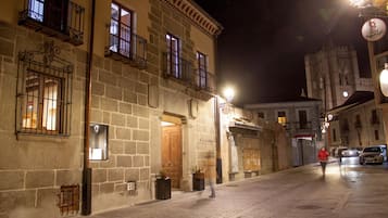 Façana frontal de l'allotjament (vespre/nit)