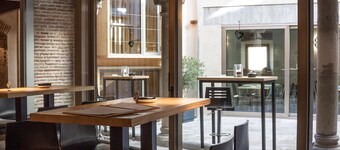 El Encanto Hotel & Cafetería