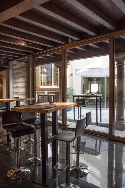 El Encanto Hotel & Cafetería