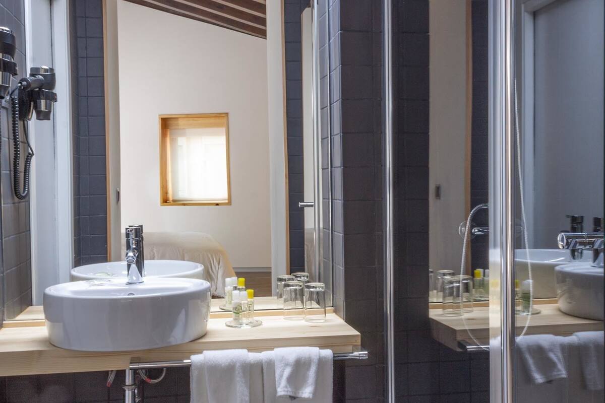 shower, free toiletries, hair dryer, towels