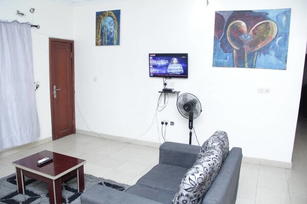 تلفزيون بشاشة مسطحة