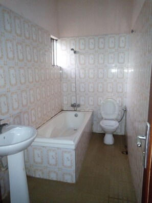 Deep soaking tub, hair dryer, towels