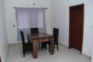 تلفزيون بشاشة مسطحة