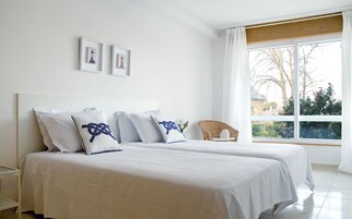 Tabla de planchar con plancha, cunas, wifi gratis y ropa de cama 