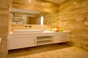 Appartement, 2 chambres | Salle de bain | Douche, articles de toilette (gratuits), séchoir à cheveux