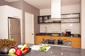 Apartment, 2 Schlafzimmer | Eigene Küche | Kühlschrank, Mikrowelle, Herdplatte, Wasserkocher mit Kaffee-/Teezubehör