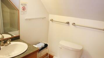 Family Cottage, 2 Bedrooms, Lake View, Lakeside | Bathroom