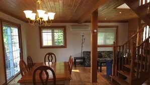 Cottage dành cho gia đình, 2 phòng ngủ, quang cảnh hồ, cạnh hồ | Khu vực ăn uống tại phòng
