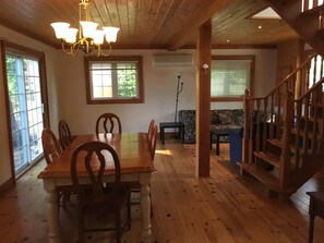 ファミリー コテージ 2 ベッドルーム レイクビュー レイクサイド | 客室内のダイニングエリア