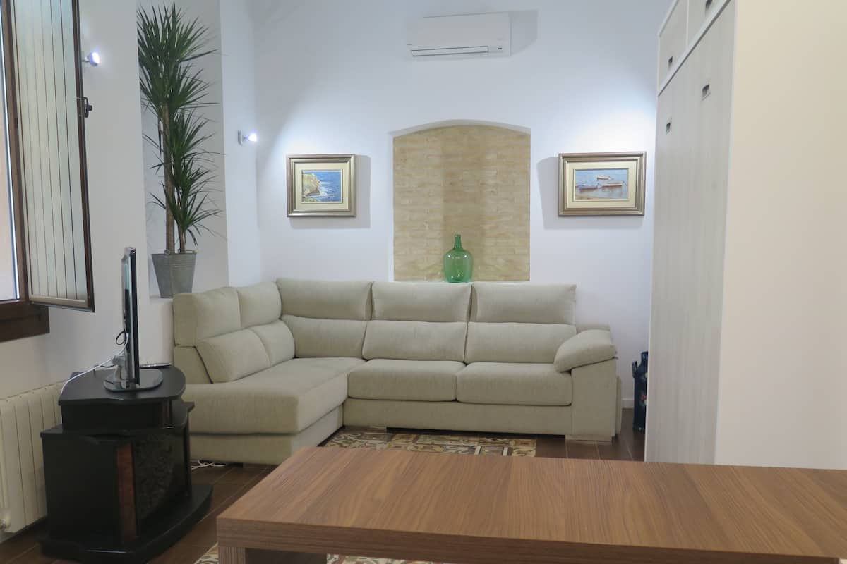 4 bedrooms, blackout curtains, iron/ironing board, free WiFi