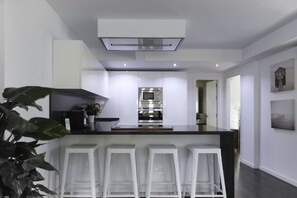 Penthouse Deluks, 3 kamar tidur | Dapur pribadi | Lemari es besar, microwave, oven, dan kompor