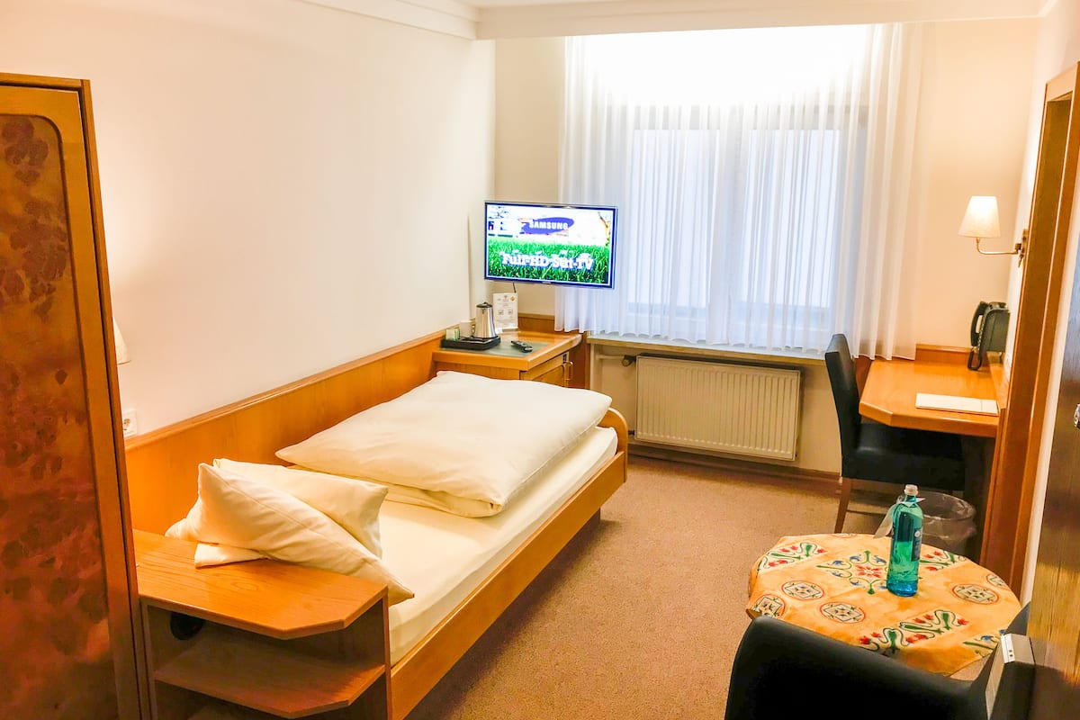 Economy-Einzelzimmer, 1 Einzelbett | 1 Schlafzimmer, Minibar, Zimmersafe, Schreibtisch
