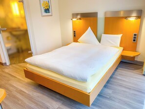 Minibar, safe på rommet, skrivebord og lydisolert