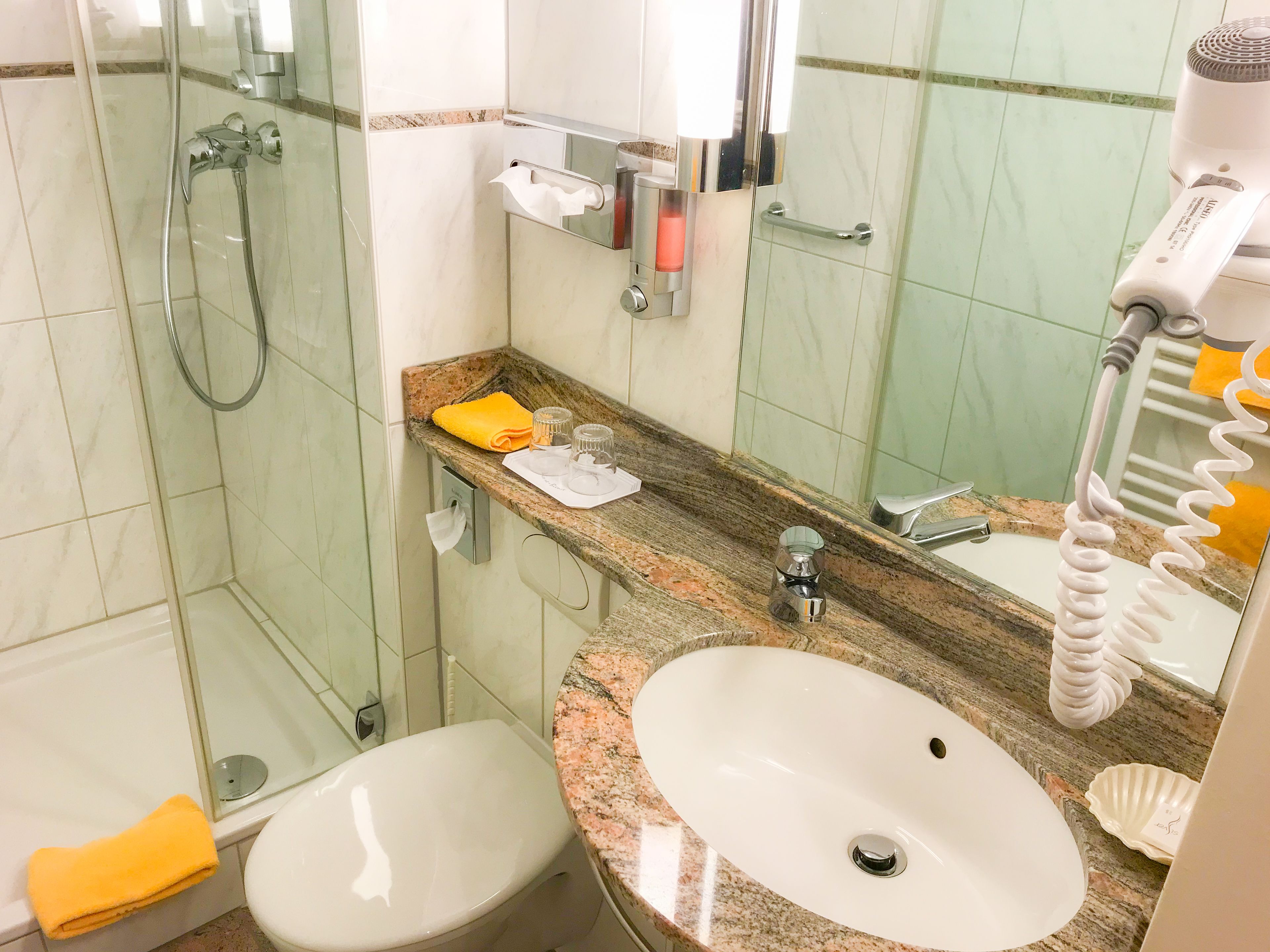 economy double room | bathroom | free toiletries, towels