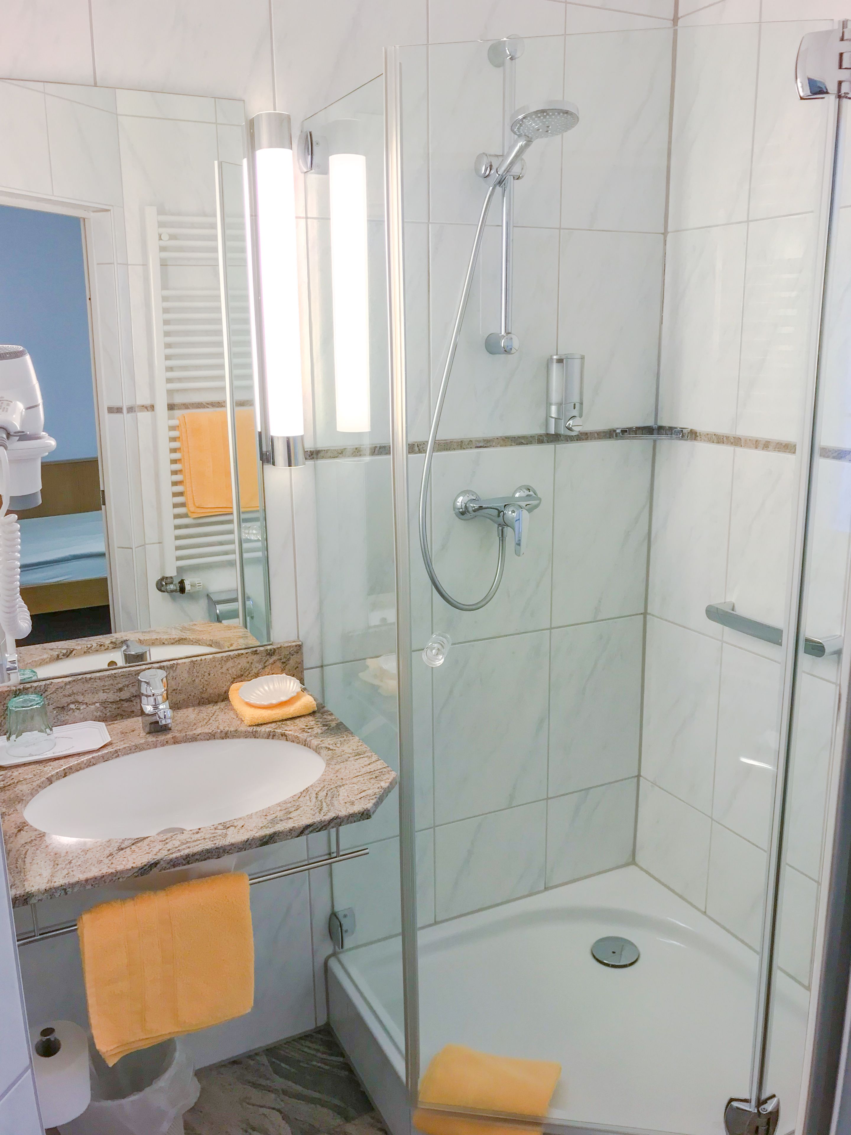 economy single room, 1 single bed | bathroom | free toiletries, towels