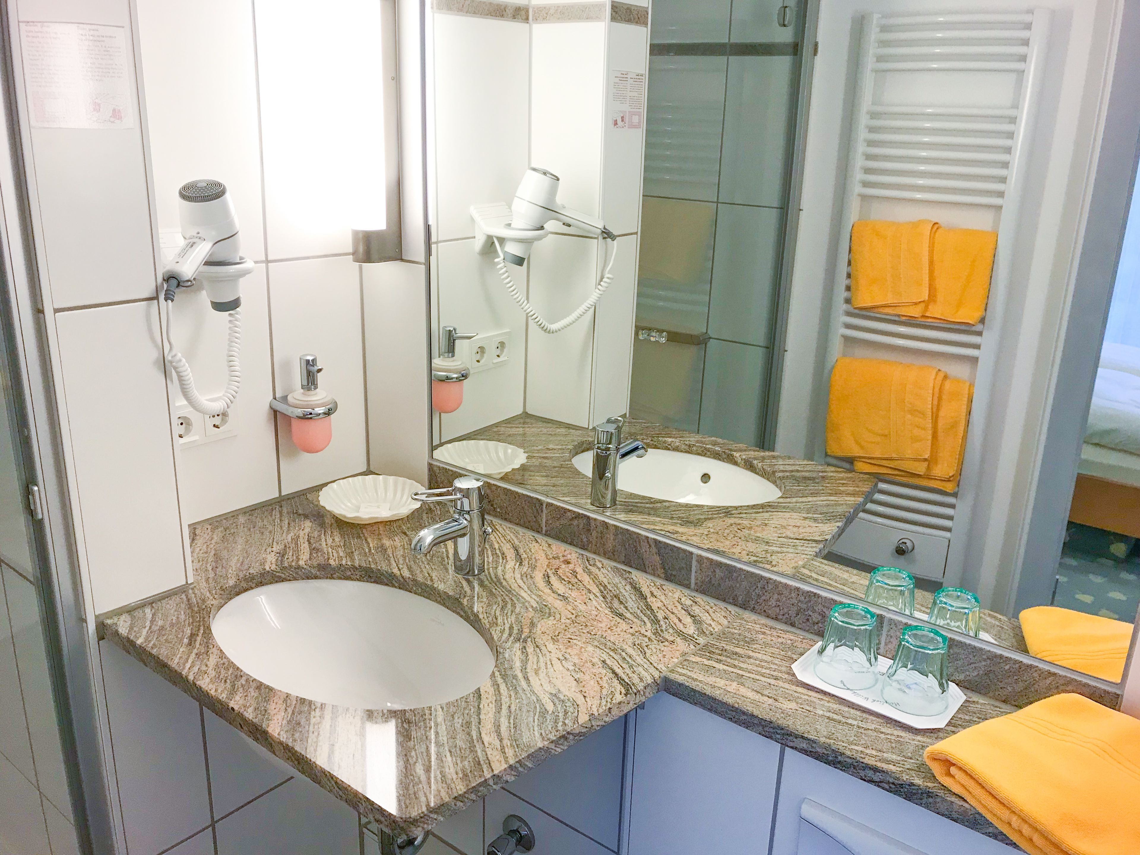 deluxe double room | bathroom | free toiletries, towels