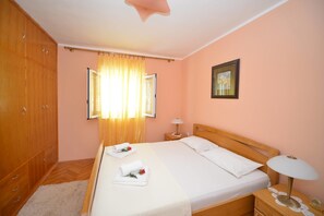Apartamento, 3 quartos, 2 banheiros, vista para o mar | 1 quarto, escrivaninha, ferros/tábuas de passar roupa, Wi-Fi de cortesia
