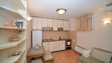 Departamento, 1 habitación, Terraza, vista al mar | Cocina privada | Refrigerador, microondas, parrilla de estufa y tetera eléctrica