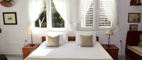 Leilighet, 1 soverom, terrasse | 1 soverom, safe på rommet, skrivebord og strykejern/-brett