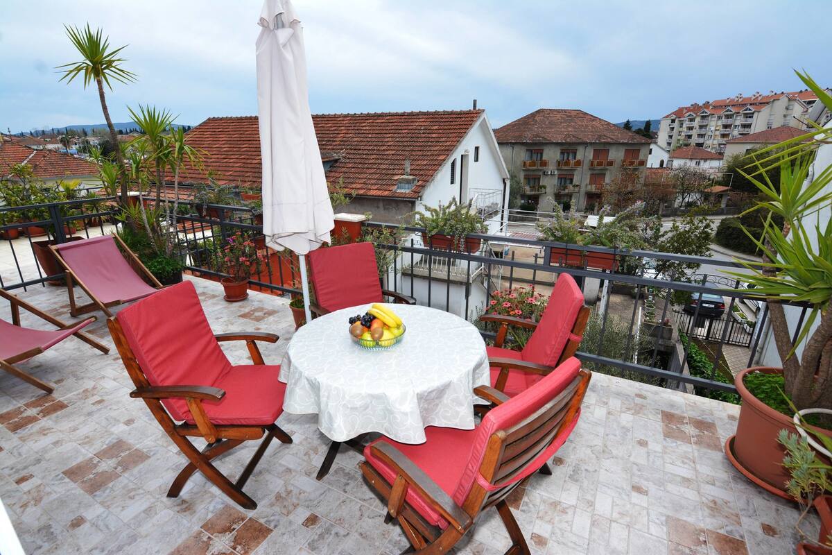 Appartamento Superior, 1 camera da letto, vista mare parziale | 1 camera, una cassaforte in camera, una scrivania, ferro/asse da stiro