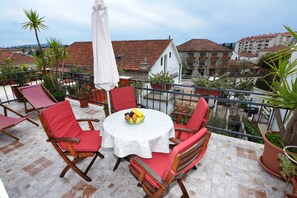 Apartament superior, 1 dormitori, vistes parcials al mar | 1 dormitori, caixa forta a l'habitació i escriptori 