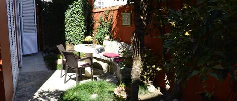 Apartamento, 1 habitación, terraza | 1 dormitorio, caja fuerte, escritorio y tabla de planchar con plancha