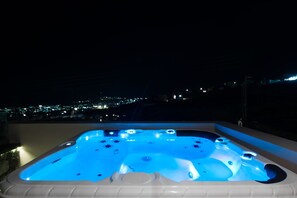 Outdoor spa tub - Amaranthine Villa (Santorini)