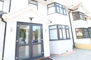 Interior entrance - BlueGreen Suites (Edgware)