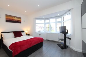 Junior Suite | Egyptian cotton sheets, soundproofing, iron/ironing board, free WiFi - BlueGreen Suites (Edgware)