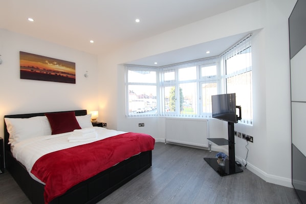 Junior Suite | Egyptian cotton sheets, soundproofing, iron/ironing board, free WiFi