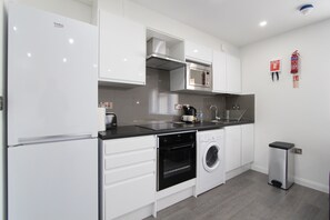 Junior Suite | Private kitchen - BlueGreen Suites (Edgware)