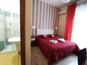 基本雙人房, 1 間臥室 | 房內夾萬、書桌、遮光窗簾/窗簾、免費 Wi-Fi