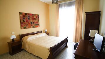 Comfort-huone, 1 makuuhuone | 1 makuuhuone, tallelokero huoneessa, työpöytä, pimennysverhot