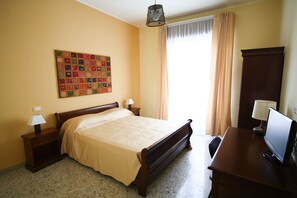 Habitación Confort, 1 habitación | Caja fuerte, escritorio, cortinas opacas y wifi gratis