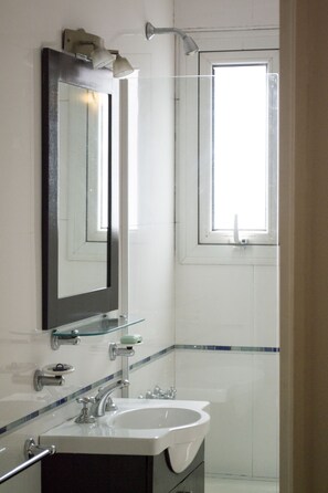 Superior Apartment, 2 Bedrooms | Bathroom