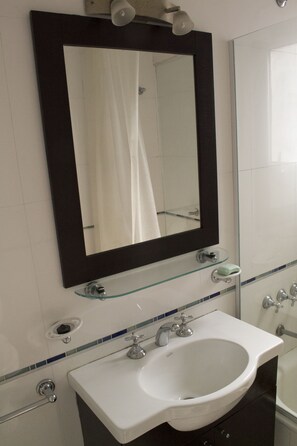 Bathroom - Riobamba 489 by Castillo Argentina (Buenos Aires)