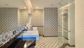 One Bed Premier Suite | Kamar mandi | Perlengkapan mandi gratis, pengering rambut,  dan handuk