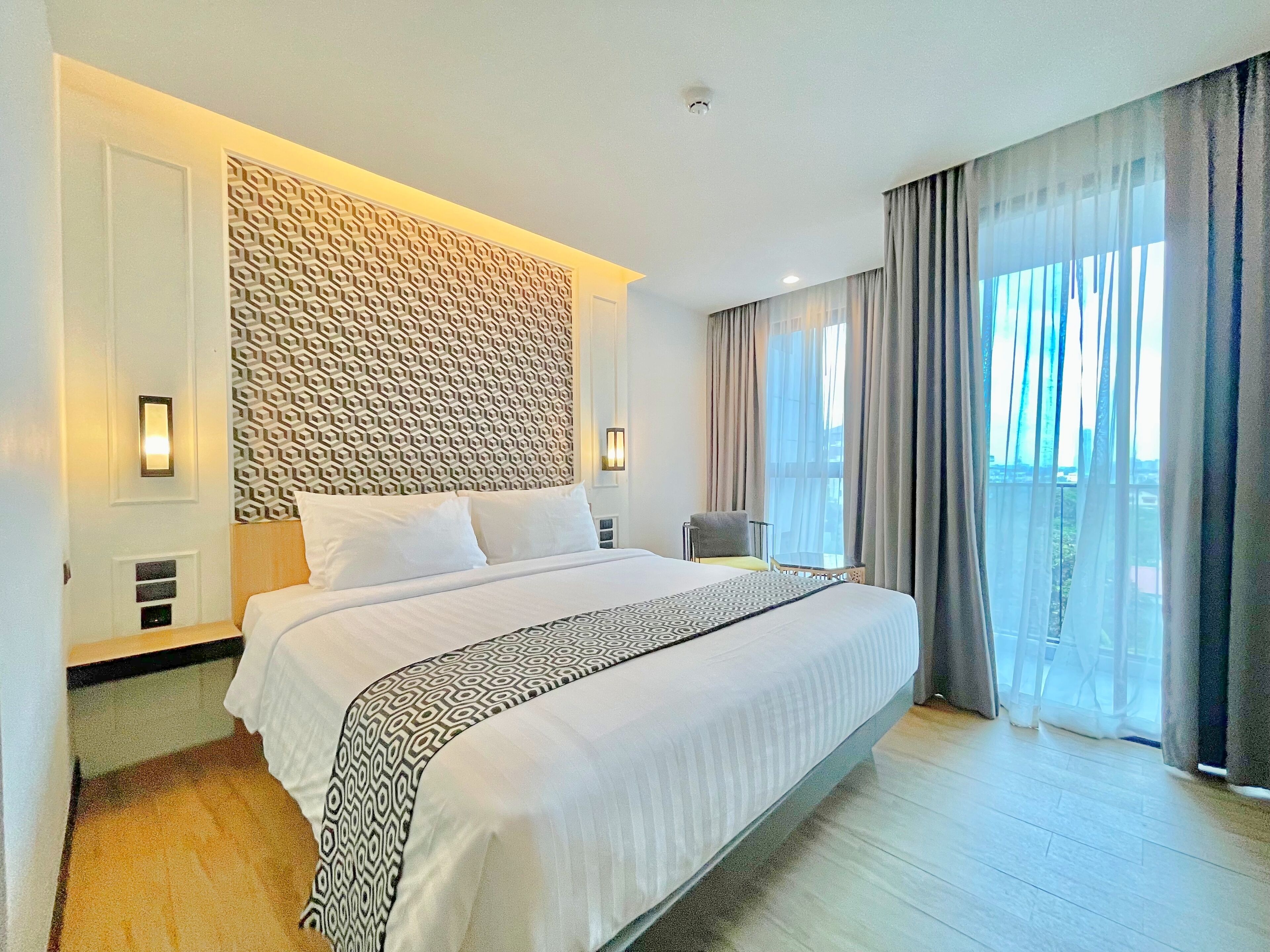Deluxe Double Room | Free minibar, in-room safe, desk, blackout curtains