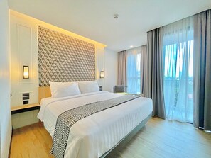 ห้องดีลักซ์ดับเบิล | มินิบาร์ฟรี, ตู้นิรภัยในห้องพัก, โต๊ะทำงาน, ผ้าม่านกันแสง