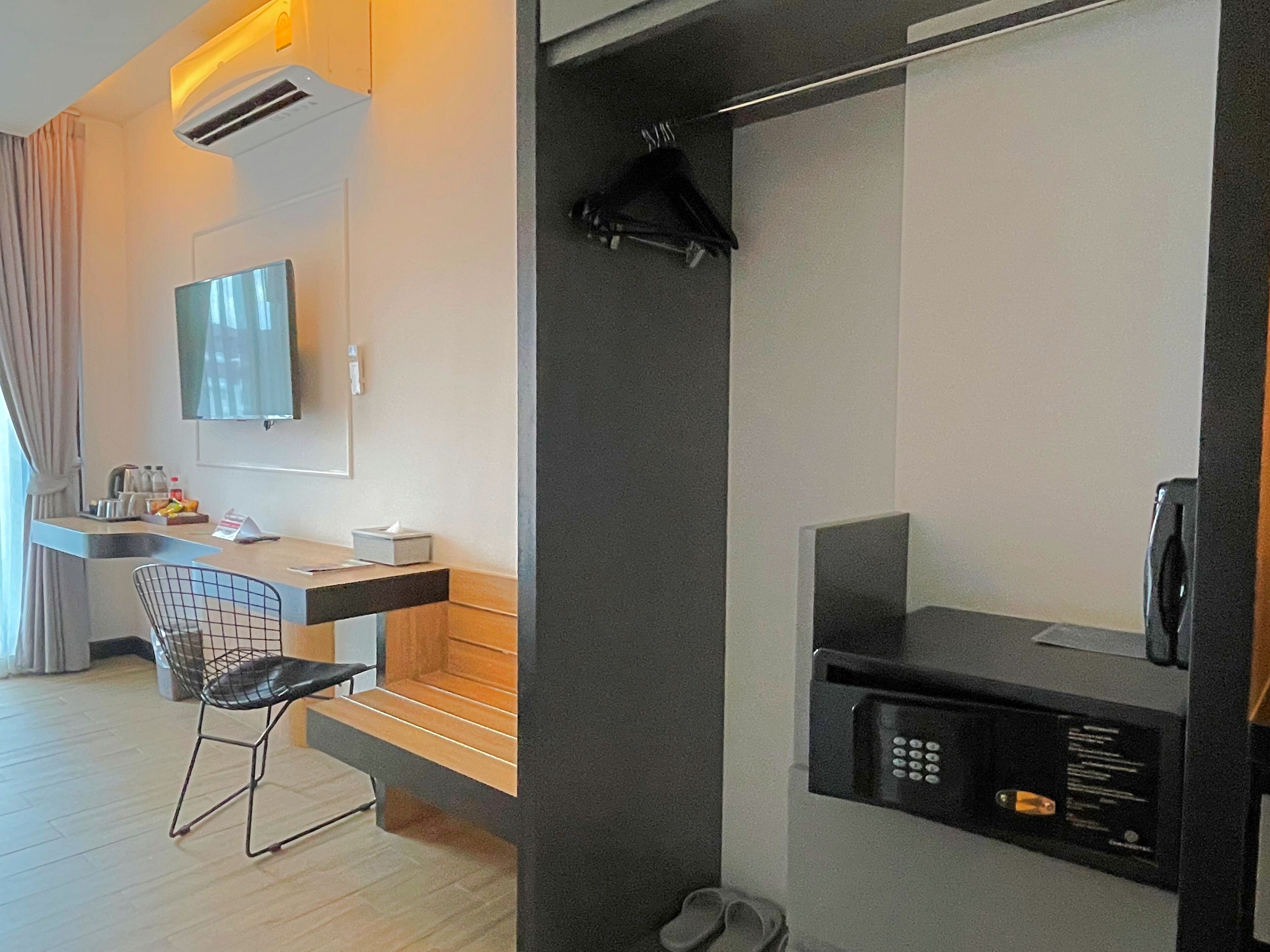 deluxe double room | free minibar, in-room safe, desk, blackout curtains