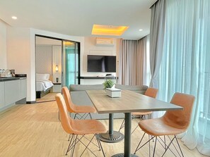 ห้องแฟมิลี่สวีท | มินิบาร์ฟรี, ตู้นิ�รภัยในห้องพัก, โต๊ะทำงาน, ผ้าม่านกันแสง