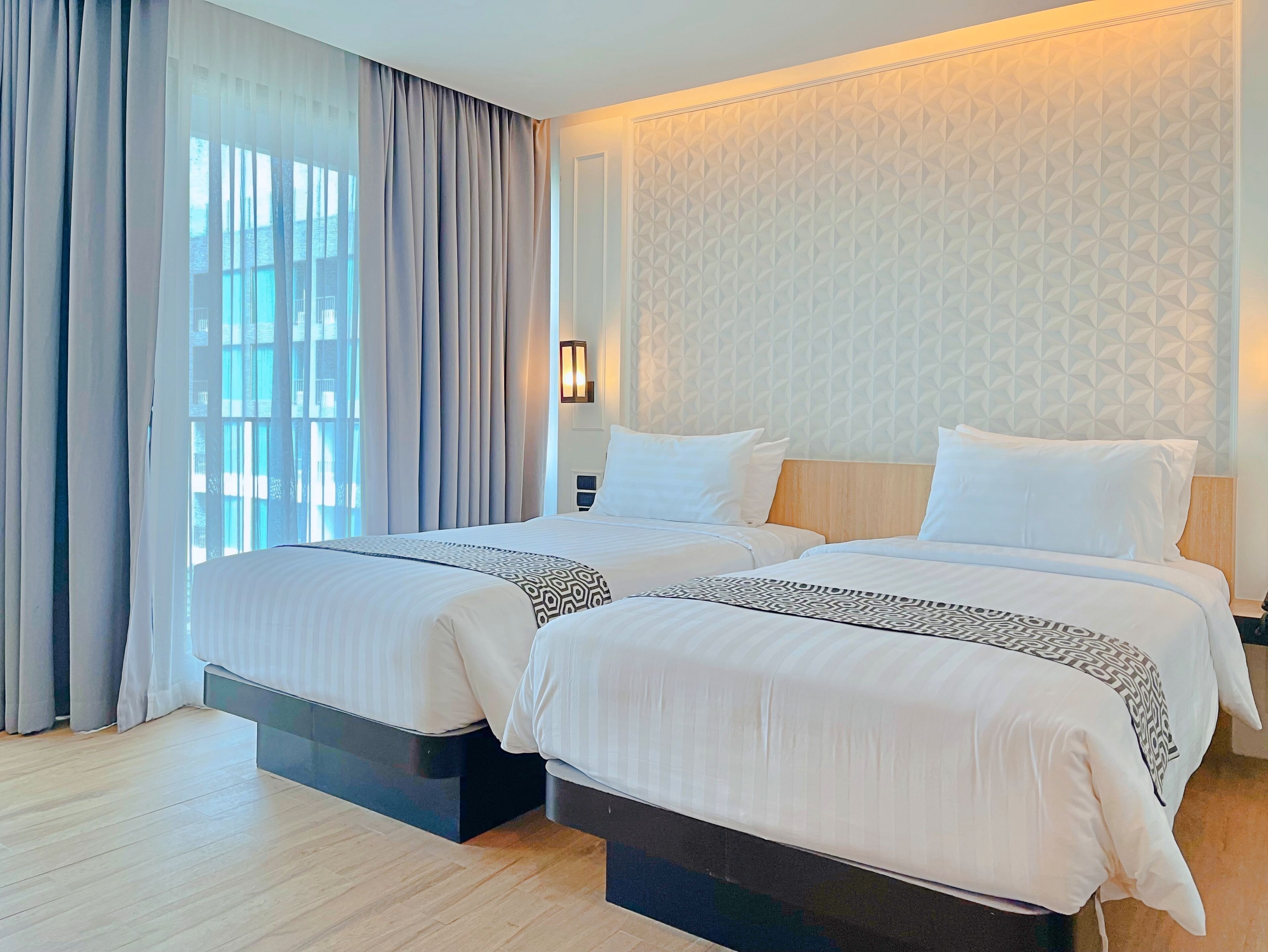 deluxe twin room | free minibar, in-room safe, desk, blackout curtains