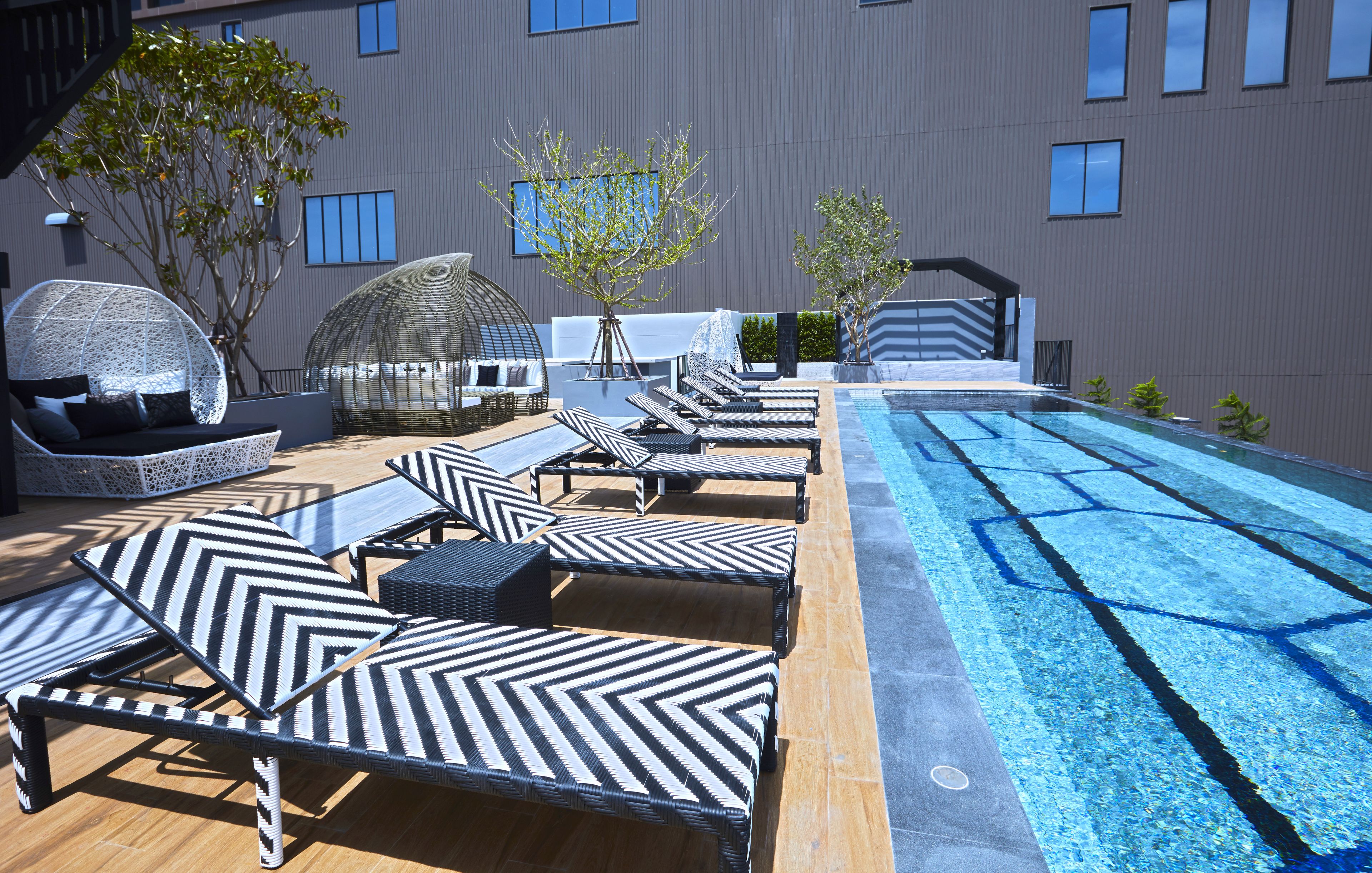 outdoor pool, a rooftop pool, open 7:30 am to 9:00 pm, pool loungers