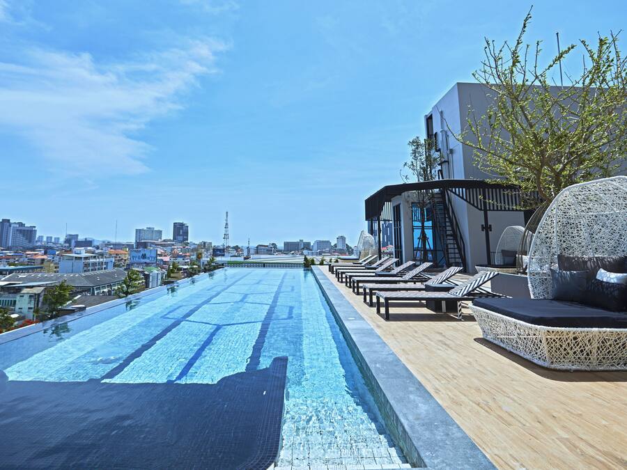 Outdoor pool, a rooftop pool, open 7:30 AM to 9:00 PM, sun loungers