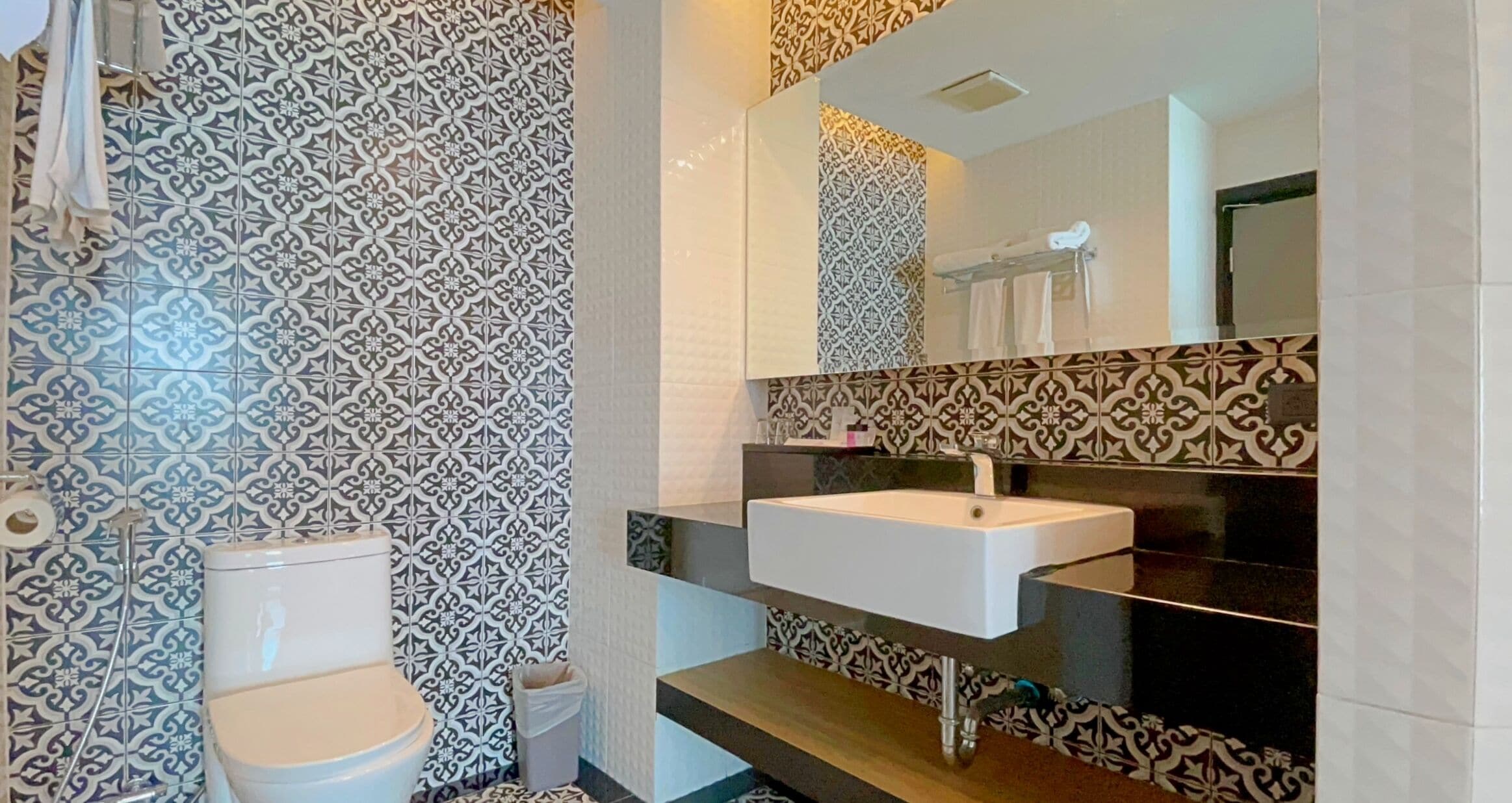 one bed suite | bathroom | free toiletries, hair dryer, towels