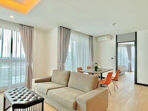 Suite Keluarga | Minibar gratis, brankas, meja kerja, dan tirai kedap cahaya